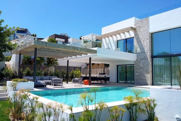 Imagen de la pérgola instalada en la piscina